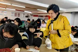 图｜南京娃学贴金箔画纳福迎新春图片