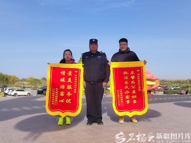 这个假期新疆民警和游客的互动，真的暖哭了！