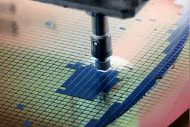 俄罗斯制造出首台国产350nm芯片光刻机，并宣称2028年投产7nm芯片设备｜硅基世界图片