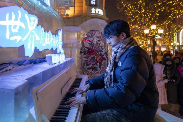 “冰城”百年老街的璀璨冬夜