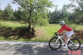 特写：大青山上的骑行者图片