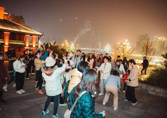 “走，带你去看沿途的风景”——南滨路“踩”城市心跳，用一万步捞同频搭子