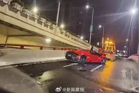 上海高架两车碰撞兰博基尼严重变形图片