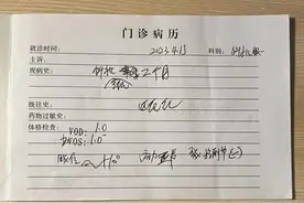 长时间侧躺玩手机会导致斜视？专家：关键不在“侧躺”在于“长时间”与“近距离”图片