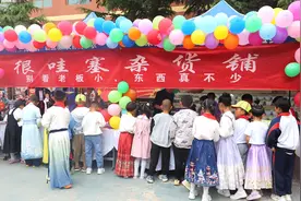 武山城关小学：小学生变身“小摊主” “跳蚤市场”兜售“美好”图片