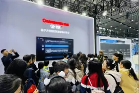 安检门就是“高科技”！首个周末展览日市民、小记者都来了｜聚焦科博会图片