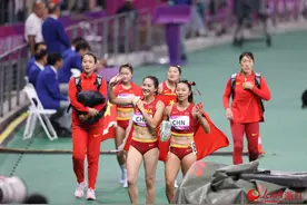 中国队夺得女子4×100米接力冠军图片