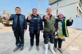 23万元订婚现金误扔垃圾桶 青岛这些好心人耗时6个小时翻遍4吨垃圾帮找回图片
