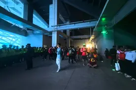博主：广州队球迷和球队赛后被围堵一个小时，现在还没离开球场图片