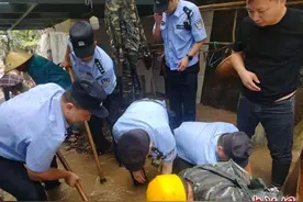 浙江建德众人徒手挖沙石 强降雨天紧急救援七旬老人图片