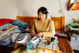 阳信县流坡坞镇李敏：多彩毛线钩织“指尖希望” 乐观心态助她向阳而生图片