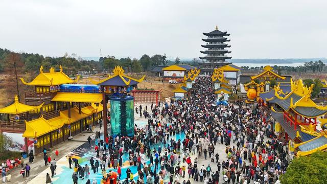 马上游湖北|咸宁一池温泉泡热“朋友圈”，外国友人穿着汉服泡青砖茶