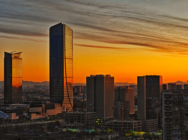 朝色漫染	，天空披彩，北京的晨光太治愈了！