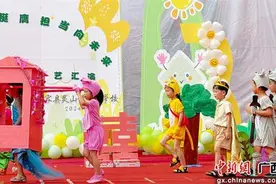 容县灵山镇乡村少儿载歌载舞迎“六一”图片