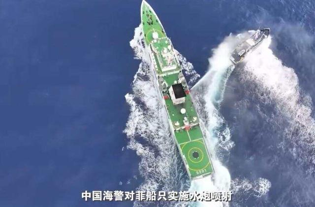 现场画面曝光！菲律宾公务船危险冲撞中国海警船，中方实施水炮喷射 后菲方举白旗