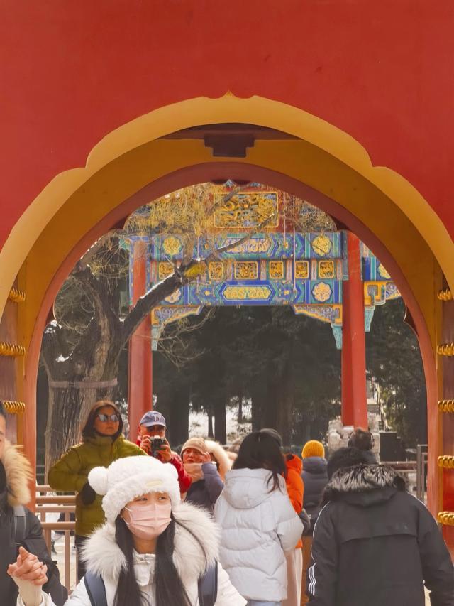 北京初雪过后，景山公园游人如潮