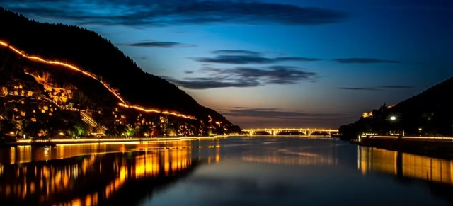 龙门石窟旁这条街火了！龙门古街获“2025年金选旅行产品”