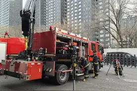 为平安守岁，这是消防员的除夕夜图片