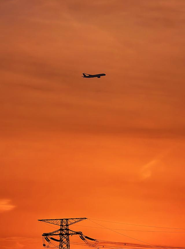 金光穿洞，满湖碎金！在北京每一天落日都美成画