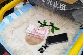 两名环卫工拾到1.4万元现金，民警找到故去失主的家人图片