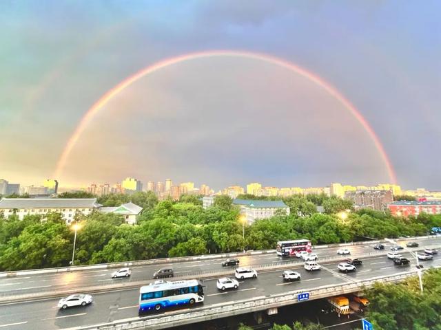 超多美图刷爆朋友圈！北京雨后出现壮美双彩虹奇观