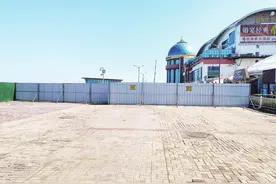 旅游大世界道路被圈成自留地？ 市民：无法通行 部门：这属于规划道路图片