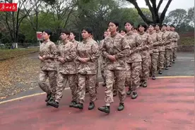 广州38名女兵，起运！她们以飒爽姿态赴强军之约图片
