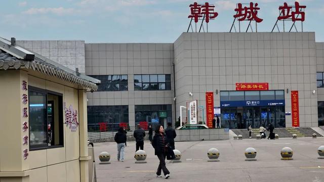 站前广场新盖一座小亭子，秋日出游更丝滑～