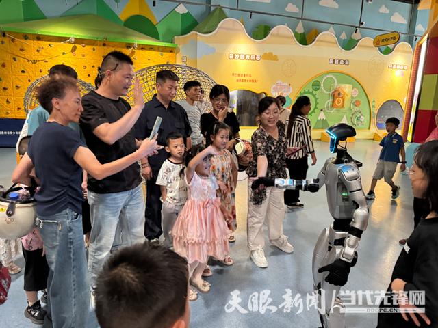 暑期亮点！遵义市科技馆机器人与机器狗成为“萌趣担当”