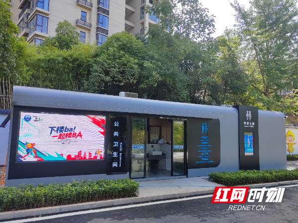 鹤城区以民生温度点亮文旅名片为万名观众加演鹤鸣洲水幕电影