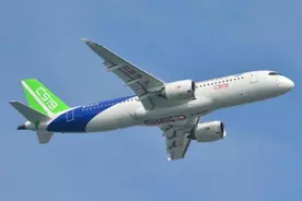 国产大飞机C919香港维港低空演示飞行图片