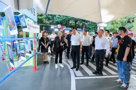 区领导调研小红书马路生活节图片