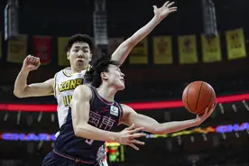 「CBA」周琦缺阵、任骏飞伤退，广东队仍大胜广厦队晋级四强图片