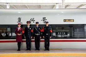 驶入香港！广西“共青团号”列车春运首发图片