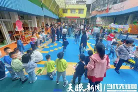 萌娃当家迎五一   劳动与爱心“蔬”送社区图片