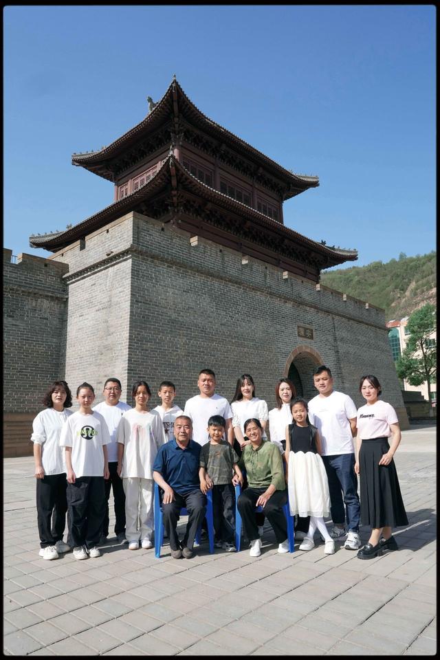 新窑子三十年：一个摄影师与一个村庄的“纠缠”