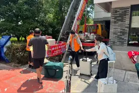 温州一高校租云梯给新生搬行李，1楼到6楼只需15秒图片