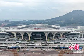 重庆东站：参天黄桷叶繁茂，山城新站启新程图片