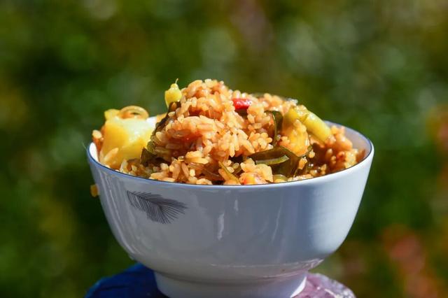 何处红叶醉人眼？何物最暖游子心？