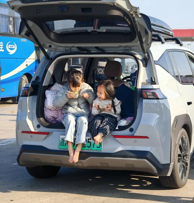 一家四口春节“硬核”出游：从杭州自驾到嘉峪关，2700公里电车充电18次，“真香了”