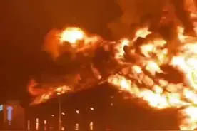 青岛一保税仓库起火，1公里外商户称看到熊熊烈火，当地：无人伤亡图片