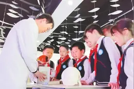 甘肃省第二人民医院眼科专家到兰州市城关区民主西路小学进行专题讲座图片