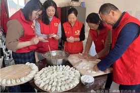 栖霞爱的传递助学协会志愿者为孩子们做爱心餐图片
