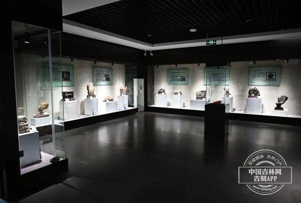 宝藏小站江源东站：向游客讲诉松花石的故事