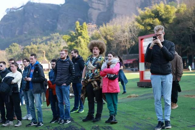 当“古典音符”遇见“丹霞仙境”：德国汉诺威交响乐团今日打卡龙虎山！