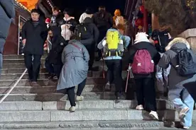 （新春见闻）特写：夜爬泰山，守岁迎新图片