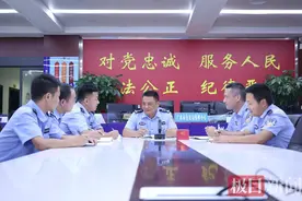记者凌晨随警出击，见证“夜鹰”守护人间烟火，一束头发漂在河面，巡夜警察拽回轻生女子图片