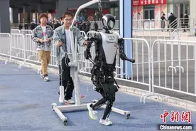 拼性能、比应用 全球首个人形机器人半马难在哪？图片