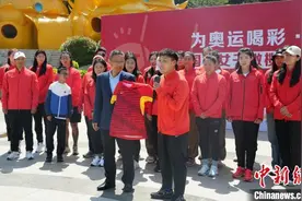 中国女子橄榄球队走进南京银杏湖庆五一迎奥运图片