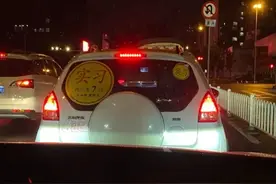 拿证2年第一次上路，把护栏撞烂了……图片